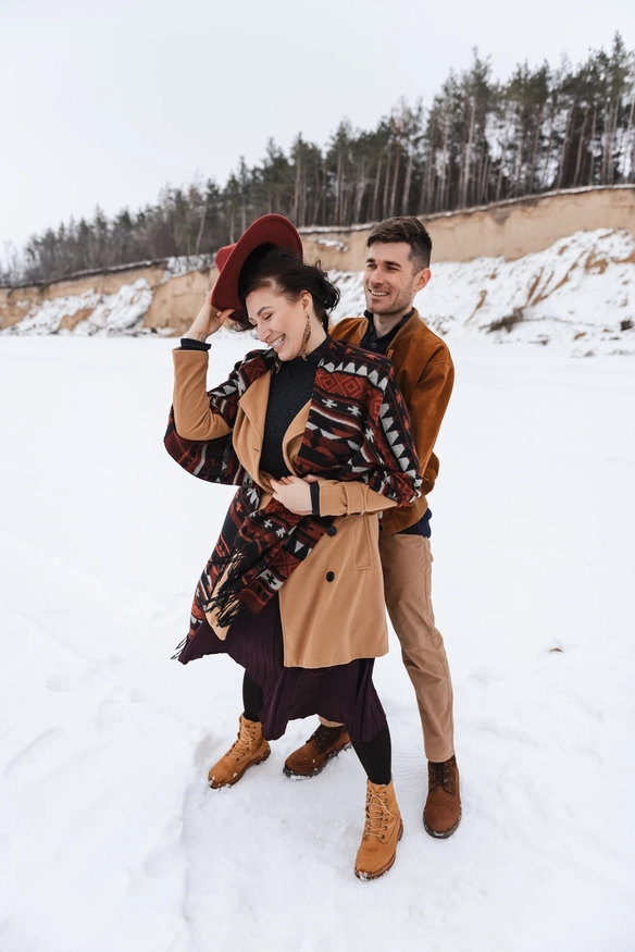 Зимовий love story у Кременчуці: закохані у теплому одязі на фоні снігу