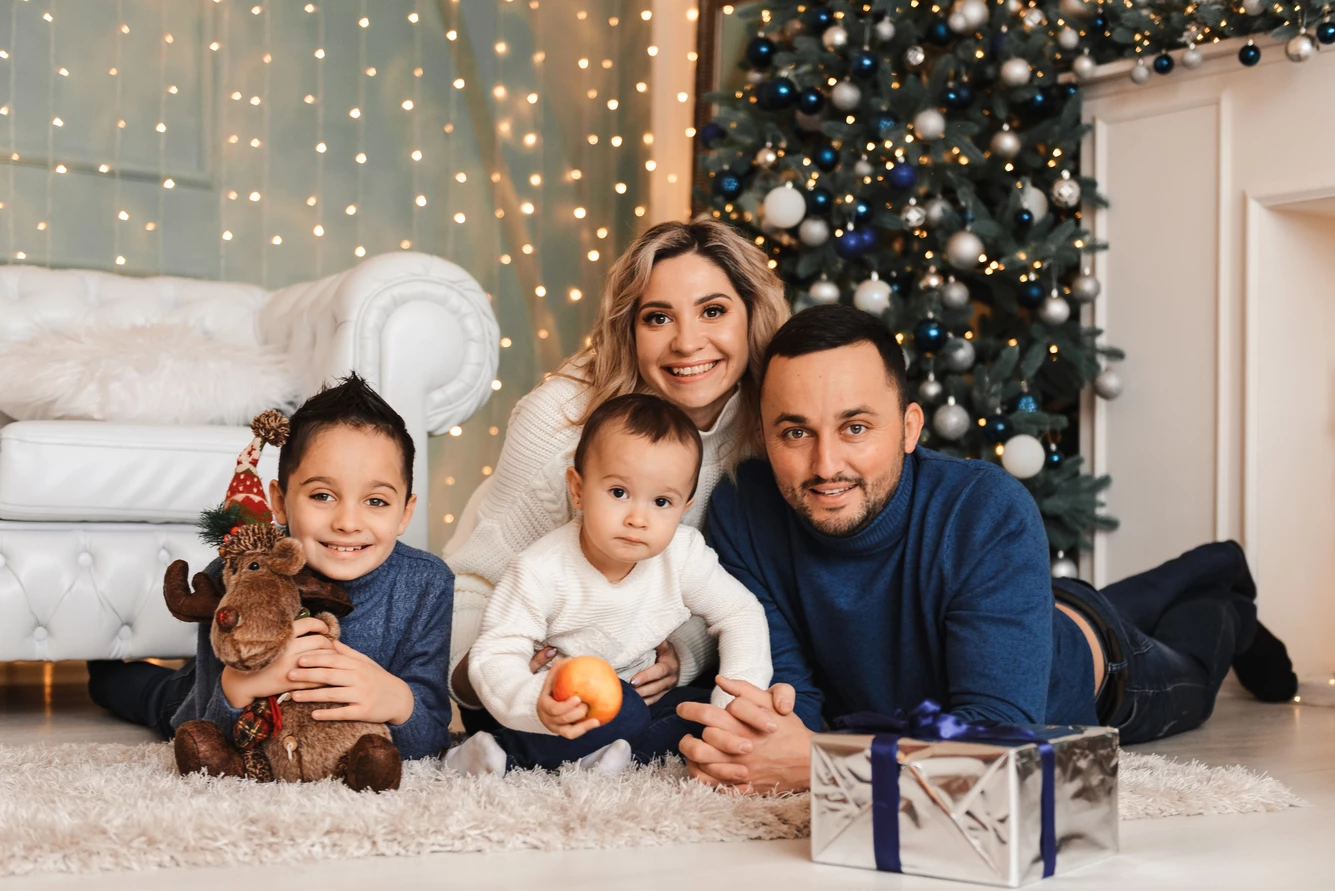 Спільне святкування новорічних свят: сім'я на фото насолоджується магією свята та створює теплі спогади